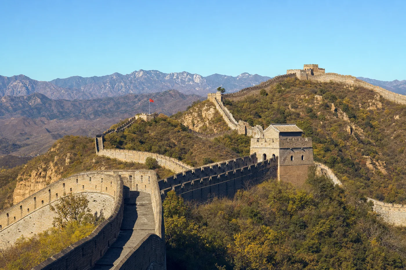 China – bekend monument met de nationale vlag