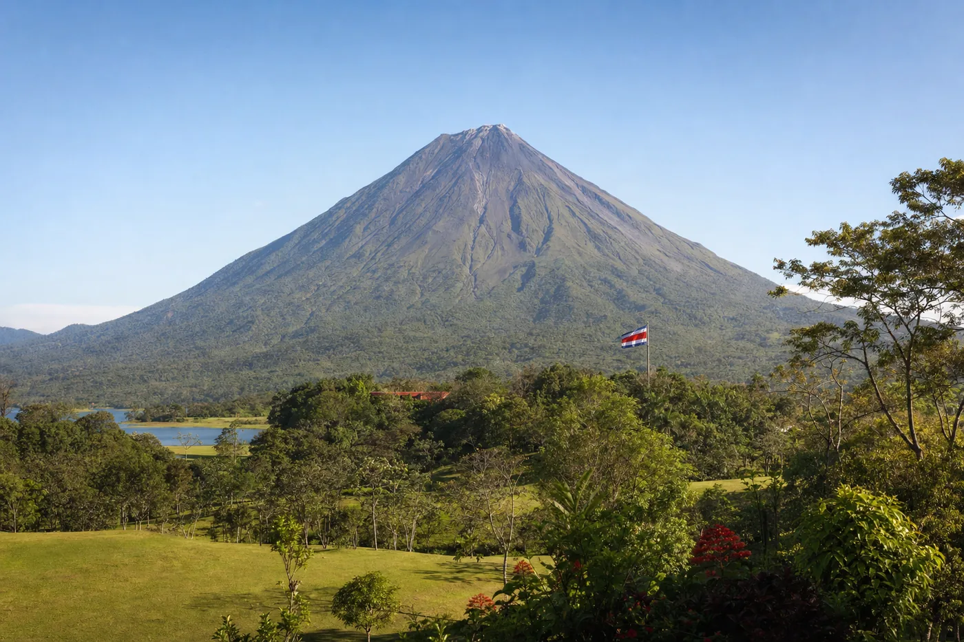 Costa Rica – bekend monument met de nationale vlag