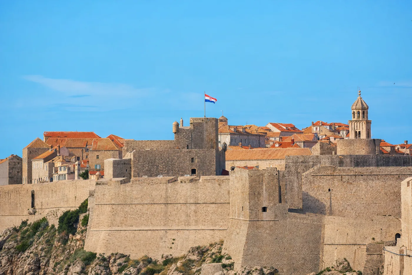 Kroatië – bekend monument met de nationale vlag