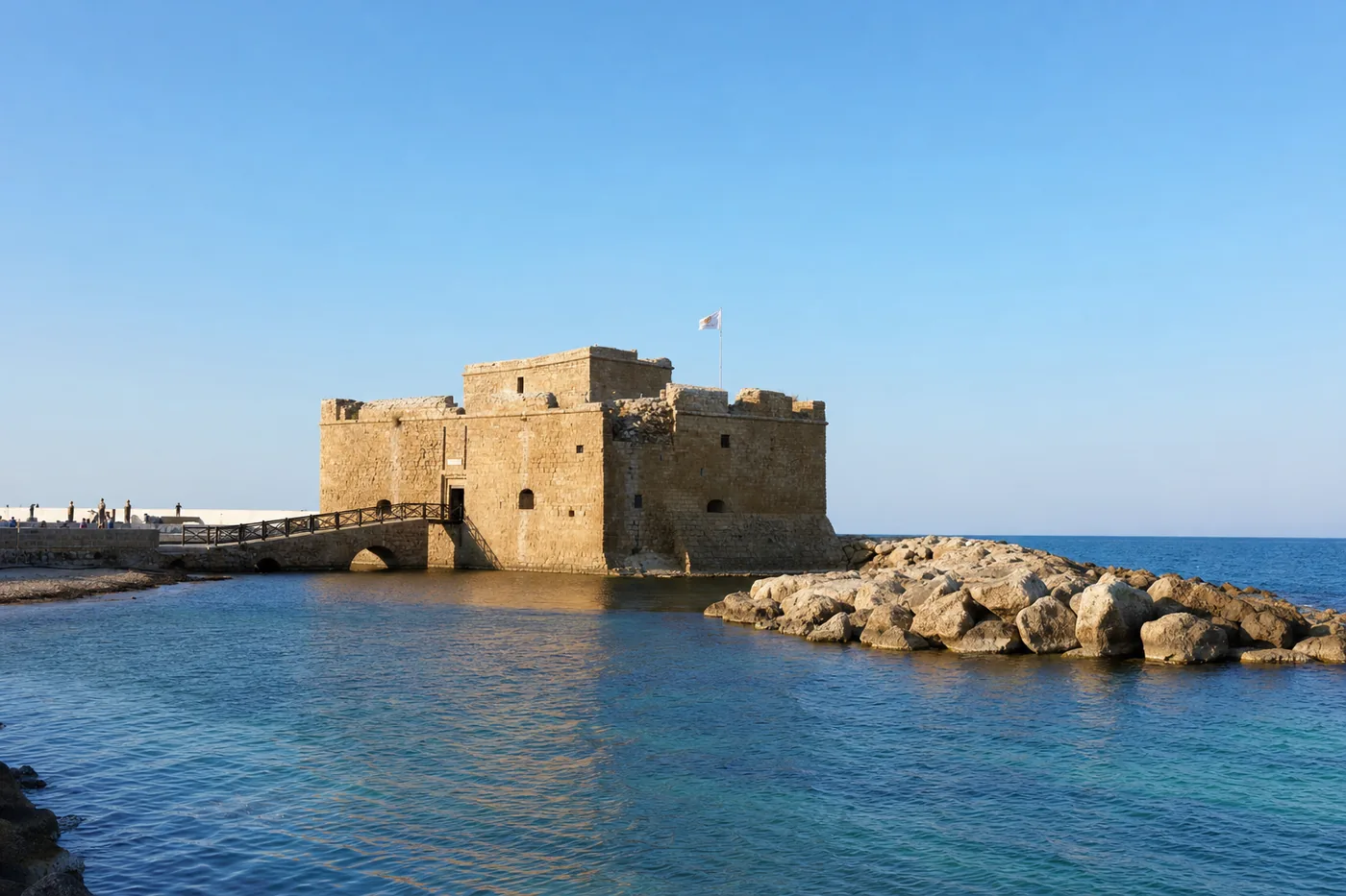 Cyprus – bekend monument met de nationale vlag