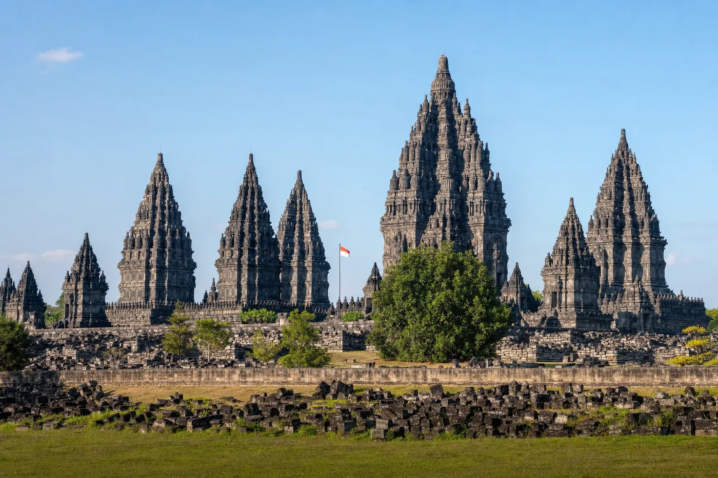 Indonesië – bekend monument met de nationale vlag