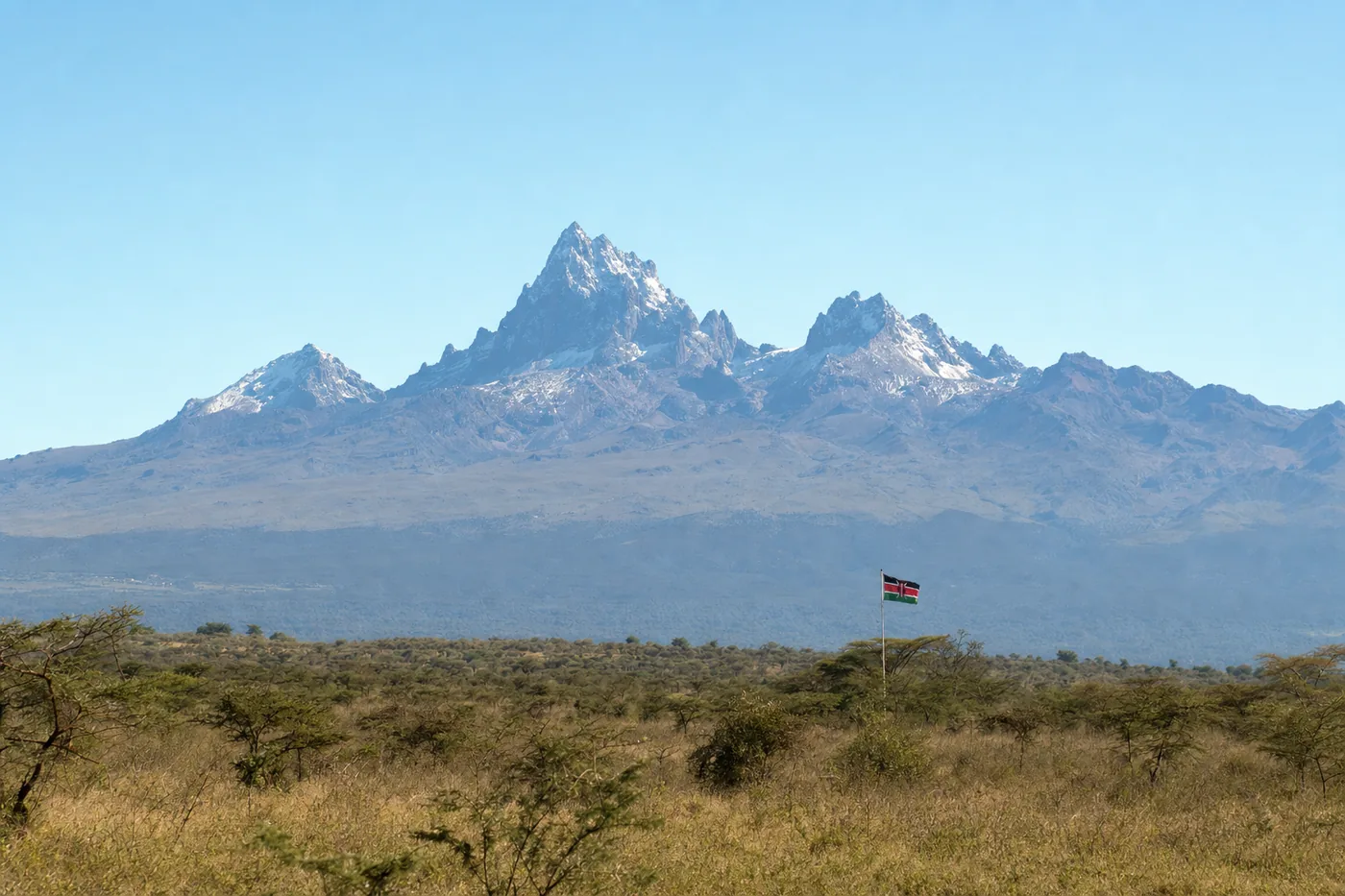 Kenia – bekend monument met de nationale vlag