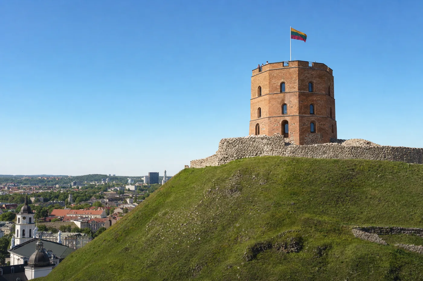 Litouwen – bekend monument met de nationale vlag