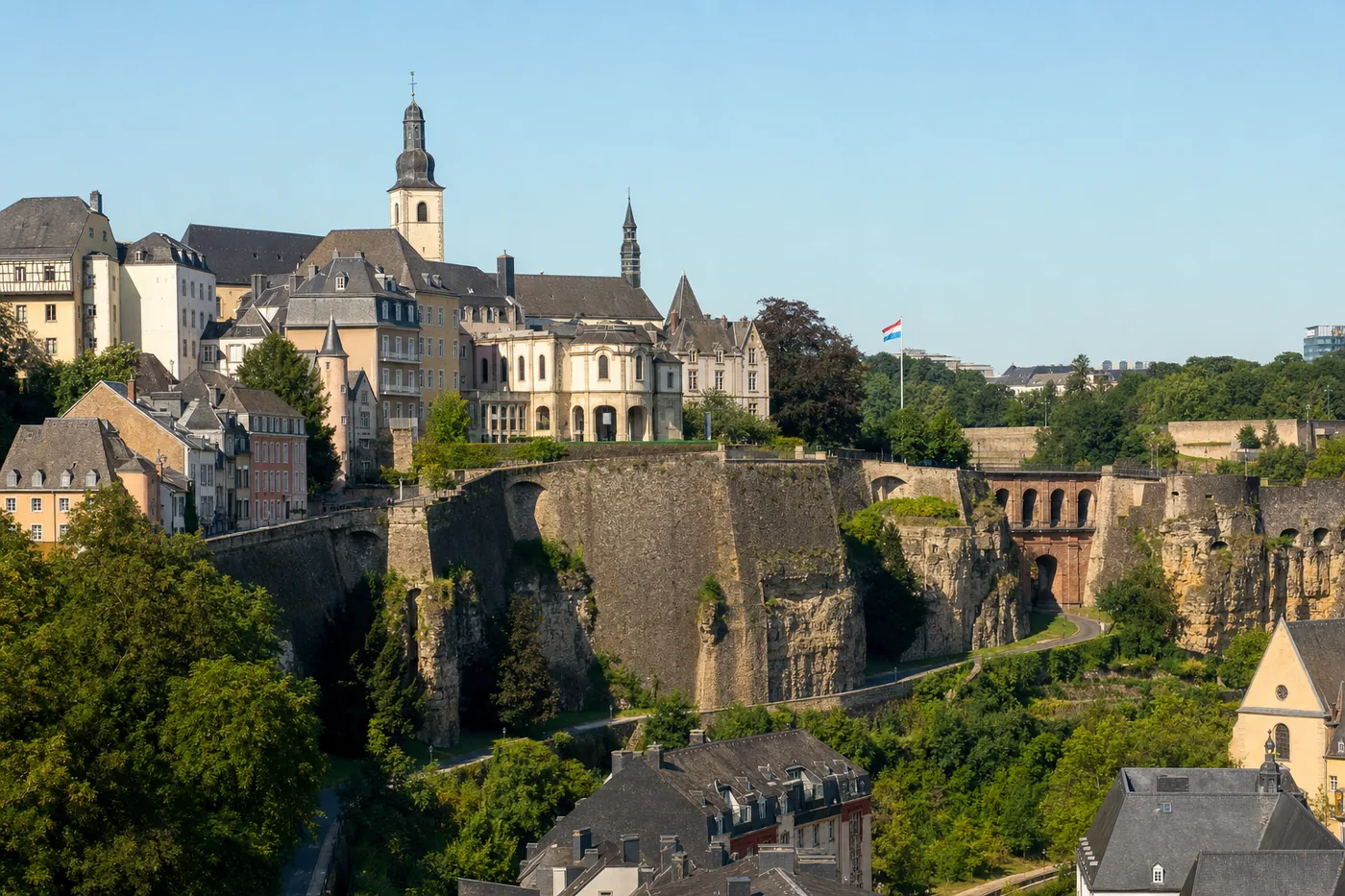 Luxemburg – bekend monument met de nationale vlag