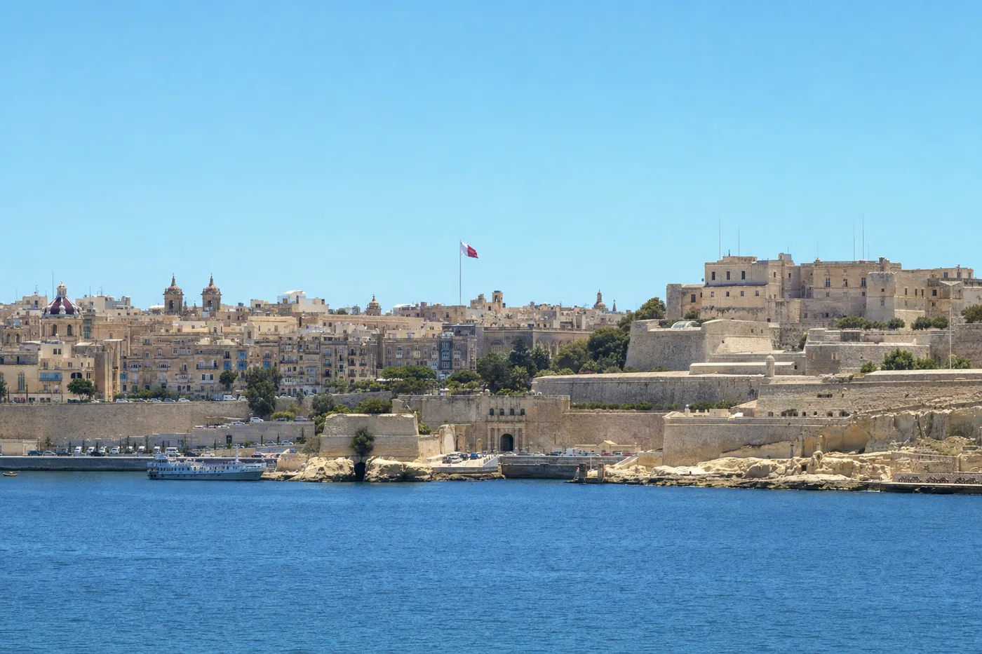 Malta – bekend monument met de nationale vlag
