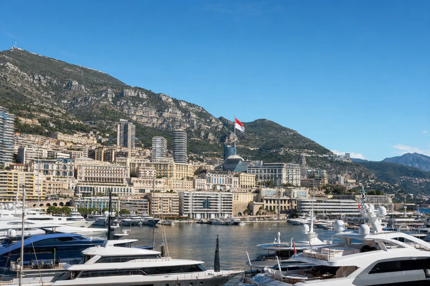 Monaco – bekend monument met de nationale vlag