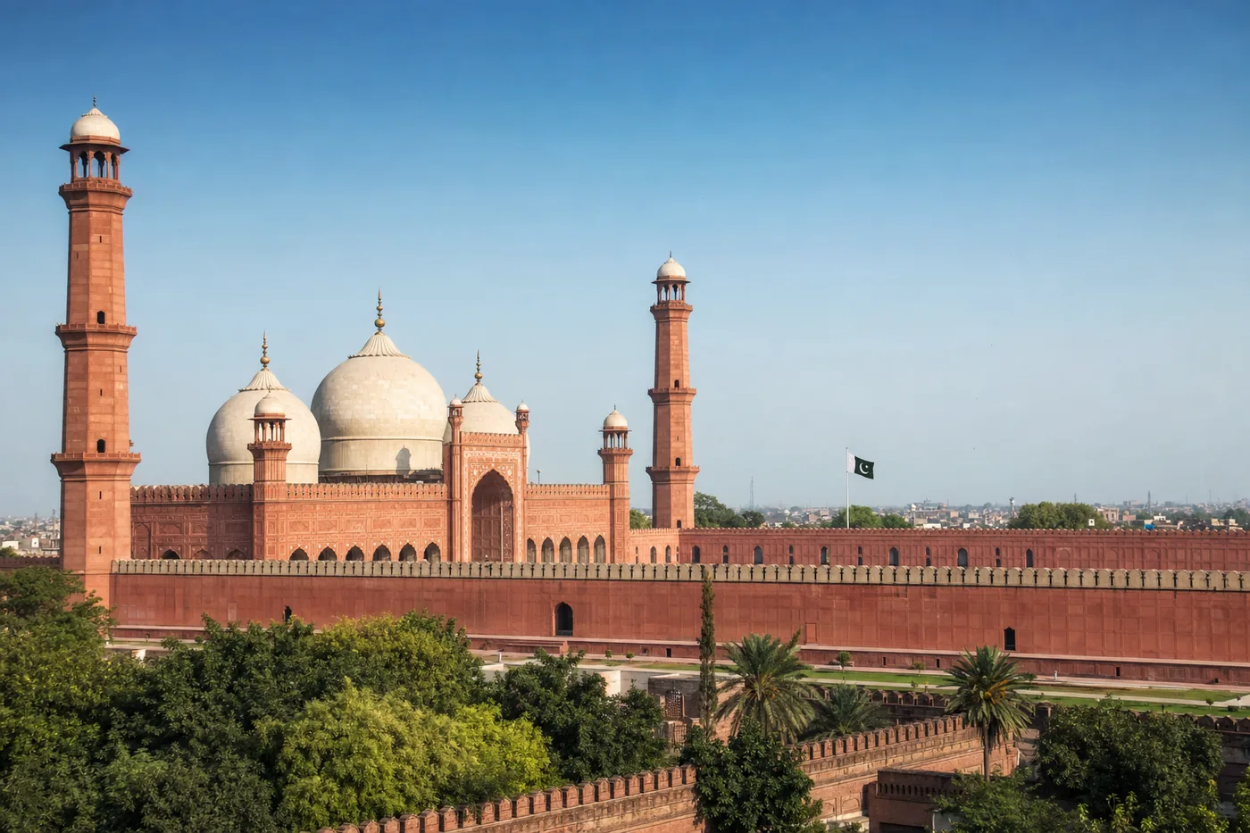 Pakistan – bekend monument met de nationale vlag