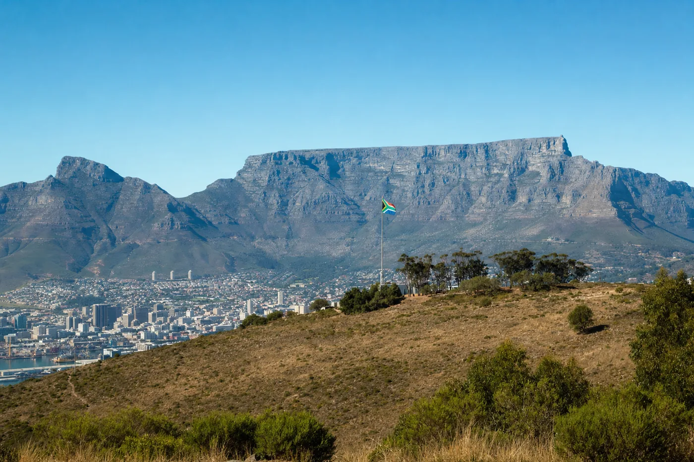 Zuid-Afrika – bekend monument met de nationale vlag