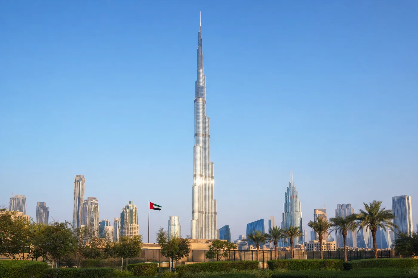 Verenigde Arabische Emiraten – bekend monument met de nationale vlag
