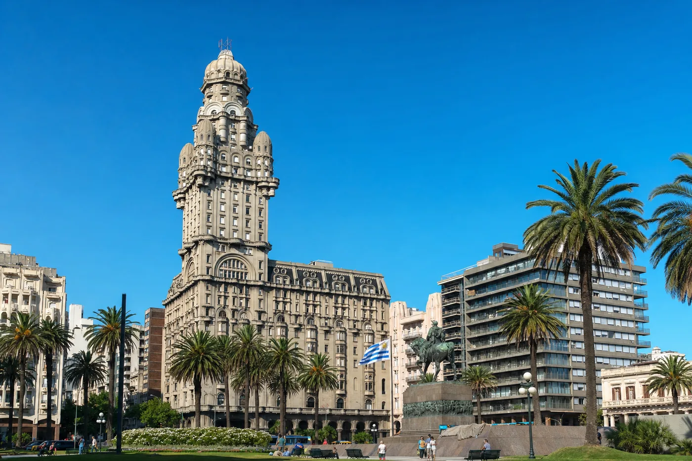 Uruguay – bekend monument met de nationale vlag