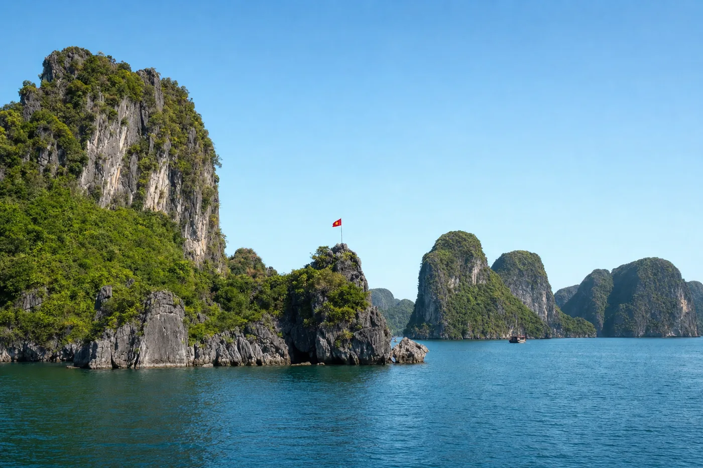 Vietnam – bekend monument met de nationale vlag